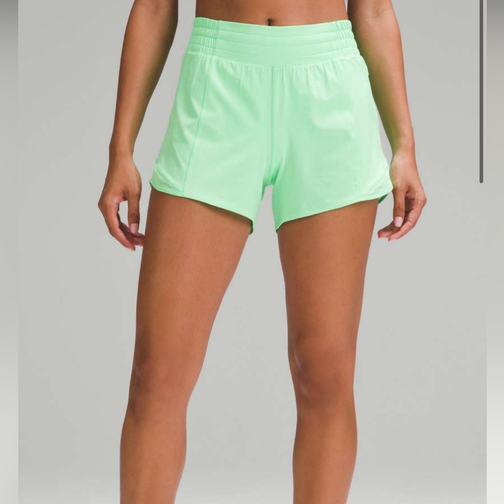Lululemon Hotty Hot High-Rise Lined Short 4"
Pistachio Size 8 - excellent used